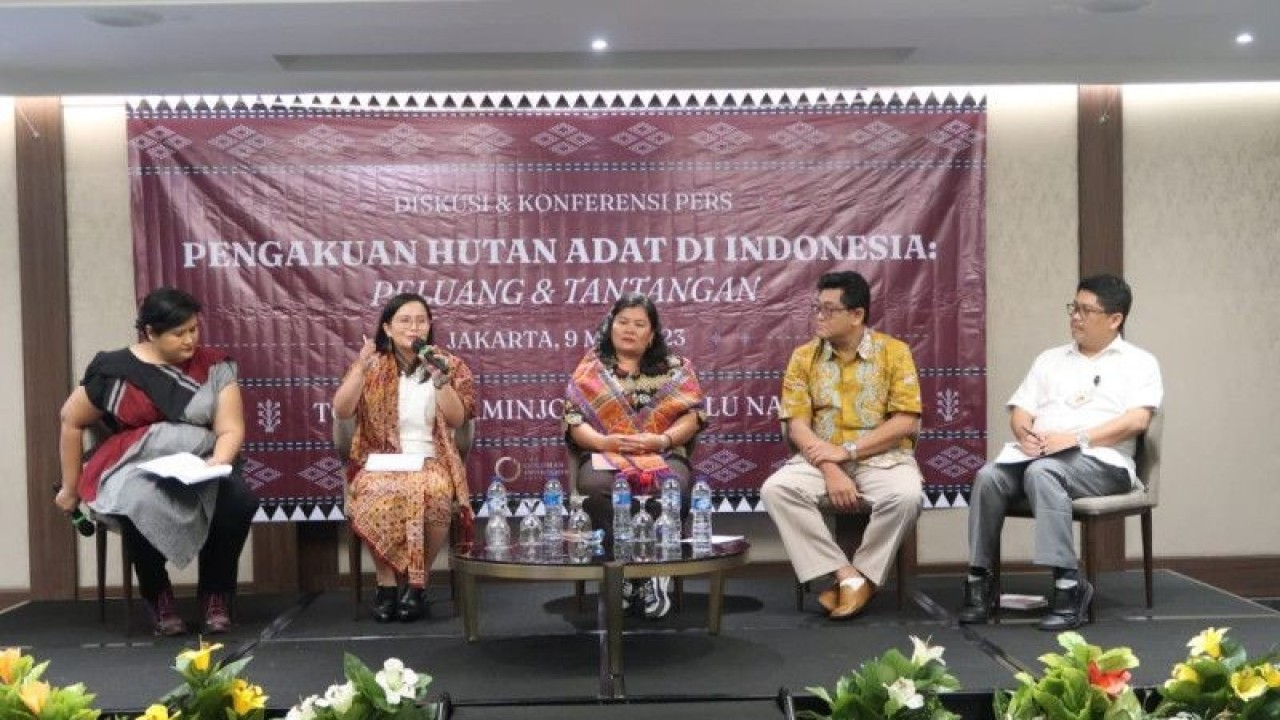 Kepala Seksi Pencadangan Hutan Adat dan Perlindungan Kearifan Lokal Kementerian LHK Yuli Prasetyo Nugroho (kedua kanan) dan Tenaga Ahli Utama Kedeputian II Kantor Staf Presiden Usep Setiawan (kanan) menjadi narasumber dalam temu wicara Anugerah Lingkungan Goldman 2023 di Hotel Ashley, Tanah Abang, Jakarta, Selasa (9/5/2023). (ANTARA/Sugiharto Purnama)