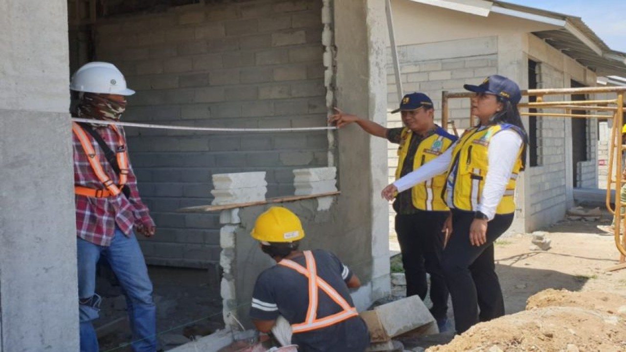 Kepala Satker Penyediaan Perumahan Provinsi Sulteng BP2P Sulawesi II, Erpika Ansela Surira, meninjau progres pembangunan hunian tetap tahap 2B di Kelurahan Tondo, Kota Palu, Selasa, (9/5/2023). (ANTARA/HO-BP2P Sulawesi II)