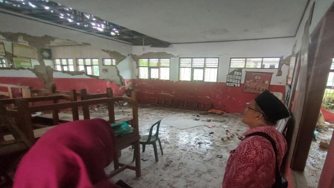 Kepala Dinas Pendidikan Pemuda dan Olahraga Kabupaten Cianjur, Jawa Barat, Akib Ibrahim saat melihat langsung bangunan sekolah SDN Citamiang di Kecamatan Pacet yang belum mendapat bantuan akibat dampak gempa di derah itu, Senin (8/5/2023). (FOTO ANTARA/Ahmad Fikri).