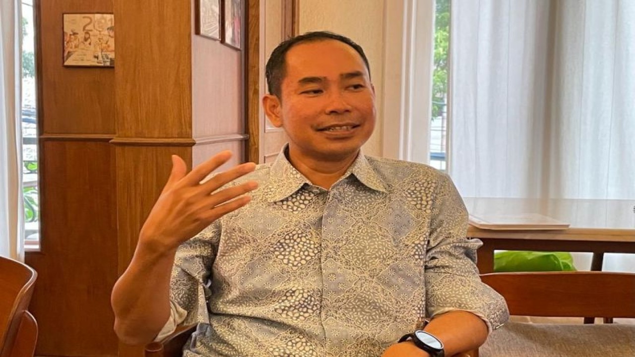 Direktur Perlindungan WNI dan BHI Kemlu RI Judha Nugraha saat berbincang dengan beberapa wartawan di Jakarta, Selasa (30/5/2023). (ANTARA/Yashinta Difa)