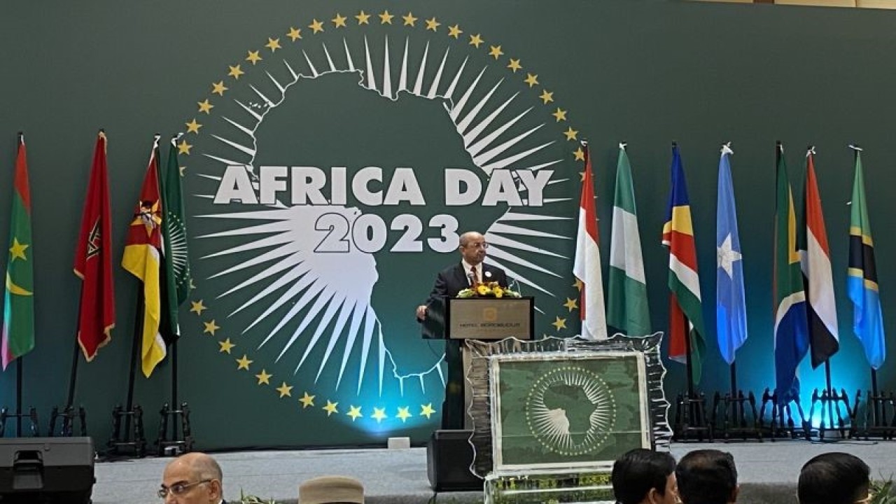 Duta Besar Maroko untuk Indonesia Ouadia Benabdellah memberikan sambutan dalam peringatan Africa Day di Jakarta, Senin (29/5/2023). (ANTARA/Shofi Ayudiana)