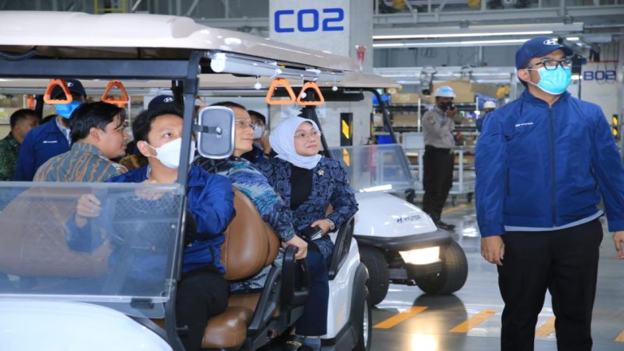 Menteri Ketenagakerjaan, Ida Fauziyah saat melakukan kunjungan ke PT Hyundai Motor Manufacturing Indonesia (HMMI) di Bekasi, Jawa Barat, Kamis (11/5/2023). (ANTARA/HO-Kemnaker)