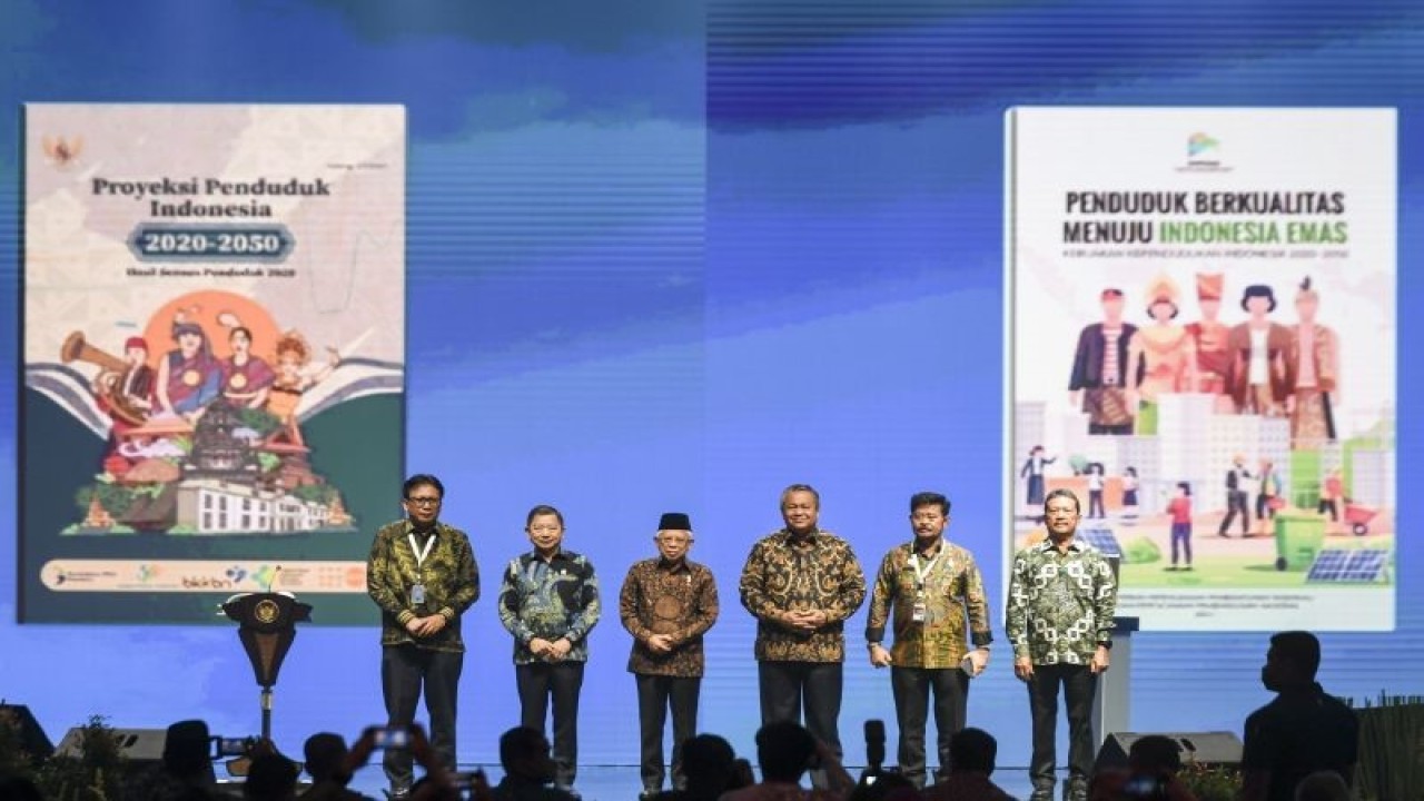 Wakil Presiden Ma'ruf Amin (ketiga kiri) didampingi Menteri PPN/Kepala Bappenas Suharso Monoarfa (kedua kiri), Gubernur BI Perry Warjiyo (ketiga kanan), Menteri Pertanian Syahrul Yasin Limpo (kedua kanan), Menteri Kelautan dan Perikanan Sakti Wahyu Trenggono (kanan) dan Kepala BPS Margo Yuwono (kiri) meluncurkan Proyeksi Penduduk 2020-2050 pada penutupan Musyawarah Perencanaan Pembangunan Nasional (Musrenbangnas) 2023 di Jakarta, Selasa (16/5/2023). . ANTARA FOTO/Hafidz Mubarak A/nym