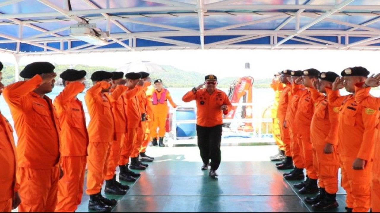 Kepala Badan Nasional Pencarian dan Pertolongan (Basarnas) Marsekal Madya TNI Henri Alfiandi (tengah) saat memantau kesiapan tim SAR dalam menghadapi KTT ke-42 ASEAN di Labuan Bajo Kabupaten Manggarai Barat, Provinsi Nusa Tenggara Timur, Minggu (7/5). (ANTARA/HO-Basarnas Maumere)