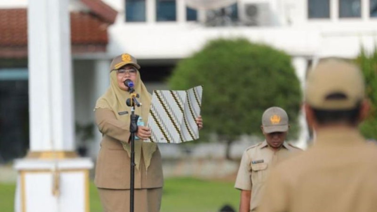 Kepala BKPSDM Babel Susanti saat memimpin upacara mingguan di Pangkalpinang, Senin. (ANTARA/ HO-Humas Diskominfo Babel)