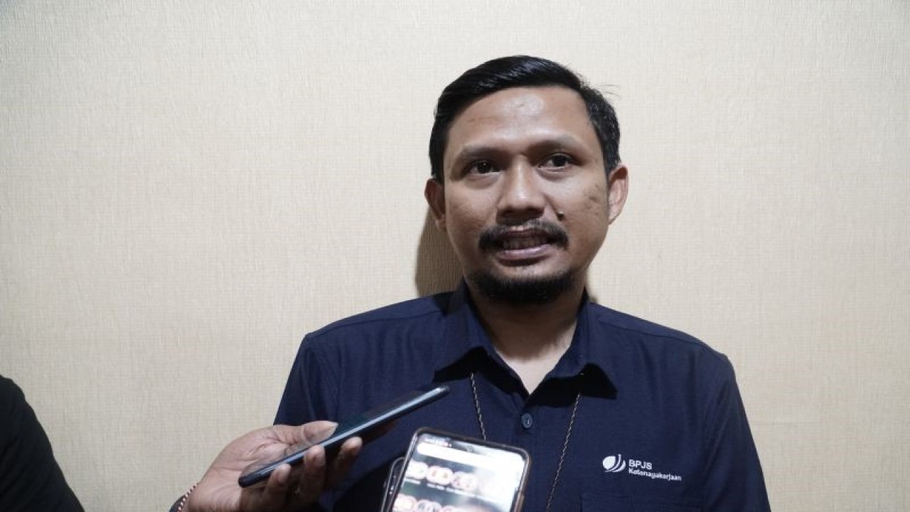 Kepala BPJS Ketenagakerjaan Cabang Jayapura Haryanjas Pasang Kamase (ANTARA/Ardiles Leloltery)