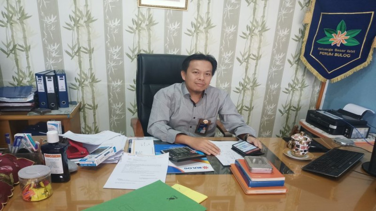 Kepala Bulog Sub Divre III OKU Julkhaidar Romadhon. (ANTARA/Edo Purmana/23)