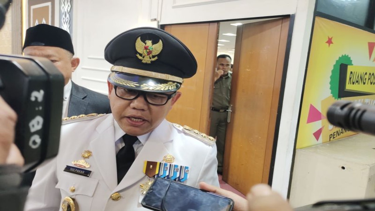 Kepala Dinas Pendidikan dan Kebudayaan Provinsi Lampung Sulpakar saat memberi keterangan. ANTARA/Ruth Intan Sozometa Kanafi.