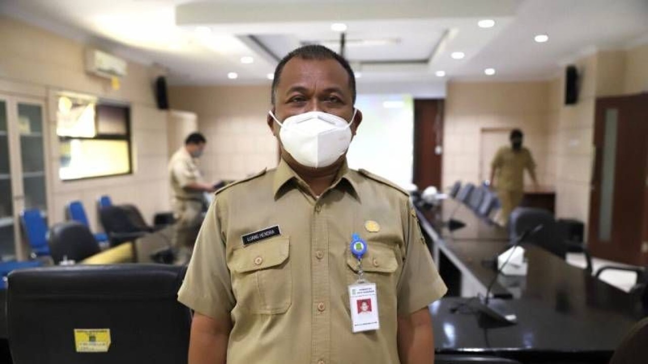 Kepala Disnaker Kota Tangerang yakni Ujang Hendra Gunawan