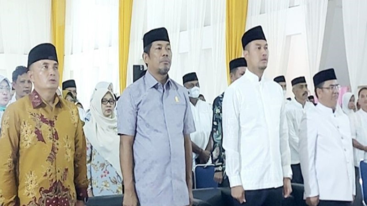 Kepala Kanwil Kemenag Sulsel Khaeroni (kanan) membuka bimbingan dan manasik haji di Sinjai. ANTARA/HO-Kemenag Sulsel