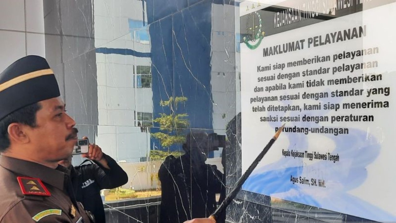 Kepala Kejati Sulawesi Tengah Agus Salim menetapkan zona integritas WBBM dan WBK, Rabu (3/5/2023). ANTARA/HO-Humas Kejati Sulteng