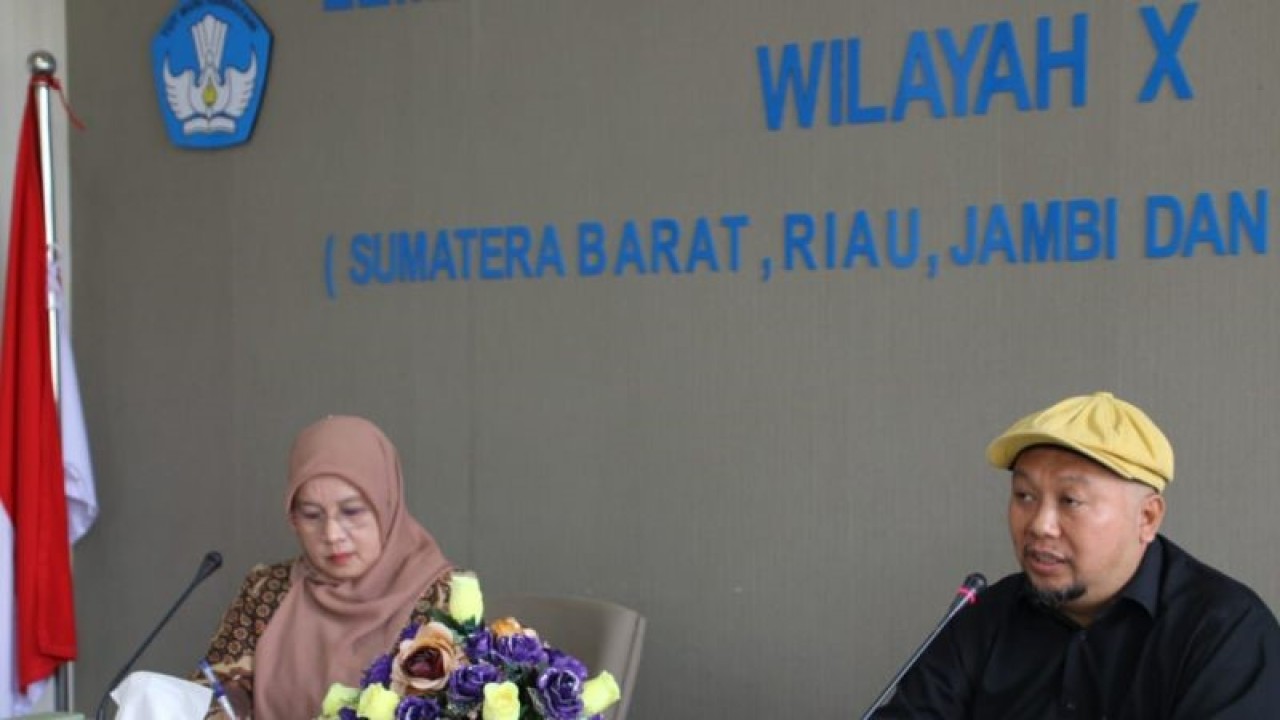 Kepala Lembaga Layanan Pendidikan Tinggi (LLDIKTI) Wilayah X Afdalisma (kiri). ANTARA/HO-Humas LLDIKTI Wilayah X.