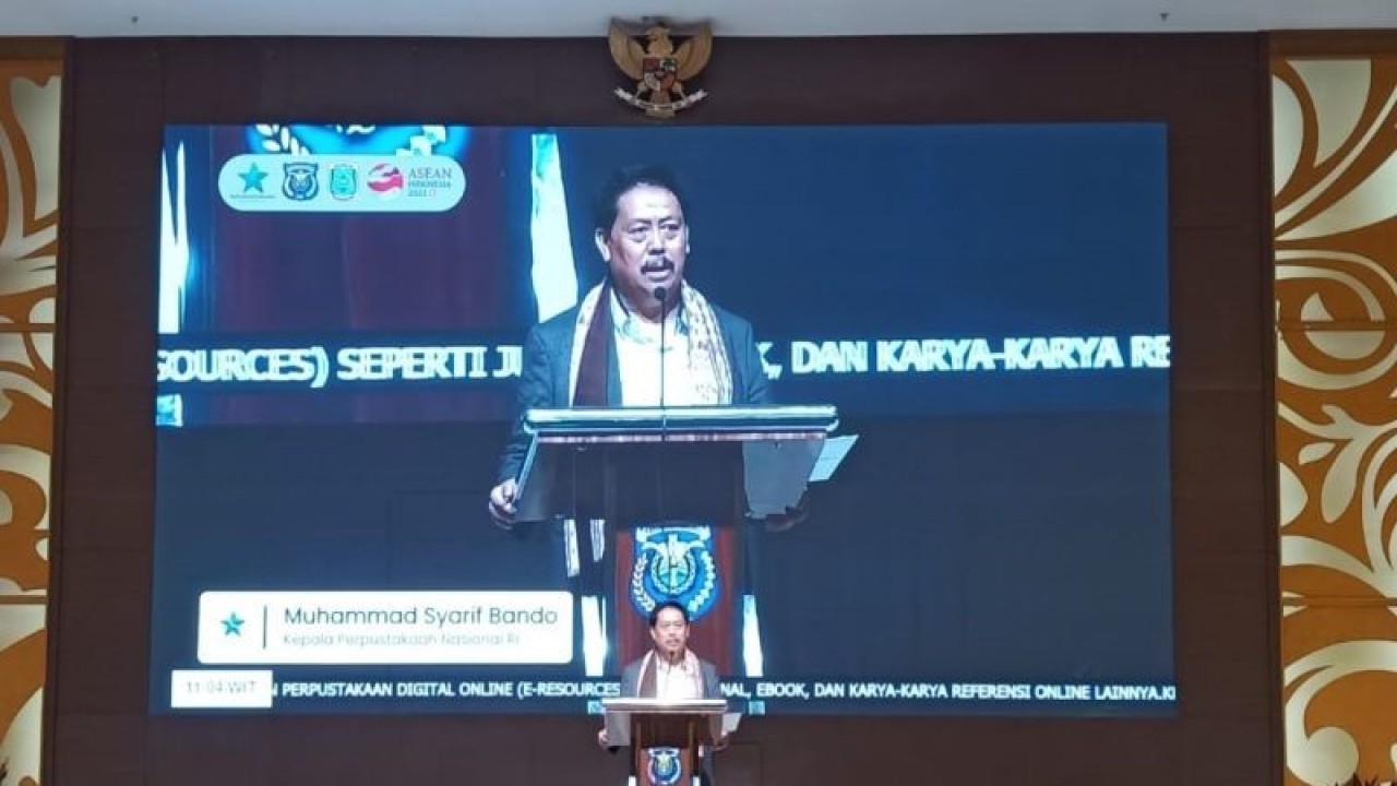 Kepala Perpustakaan Nasional (Perpusnas) Republik Indonesia Muhammad Syarif Bando saat membuka kegiatan festival literasi di Kabupaten Sorong, Senin (8/5) (ANTARA/Yuvensius Lasa Banafanu)