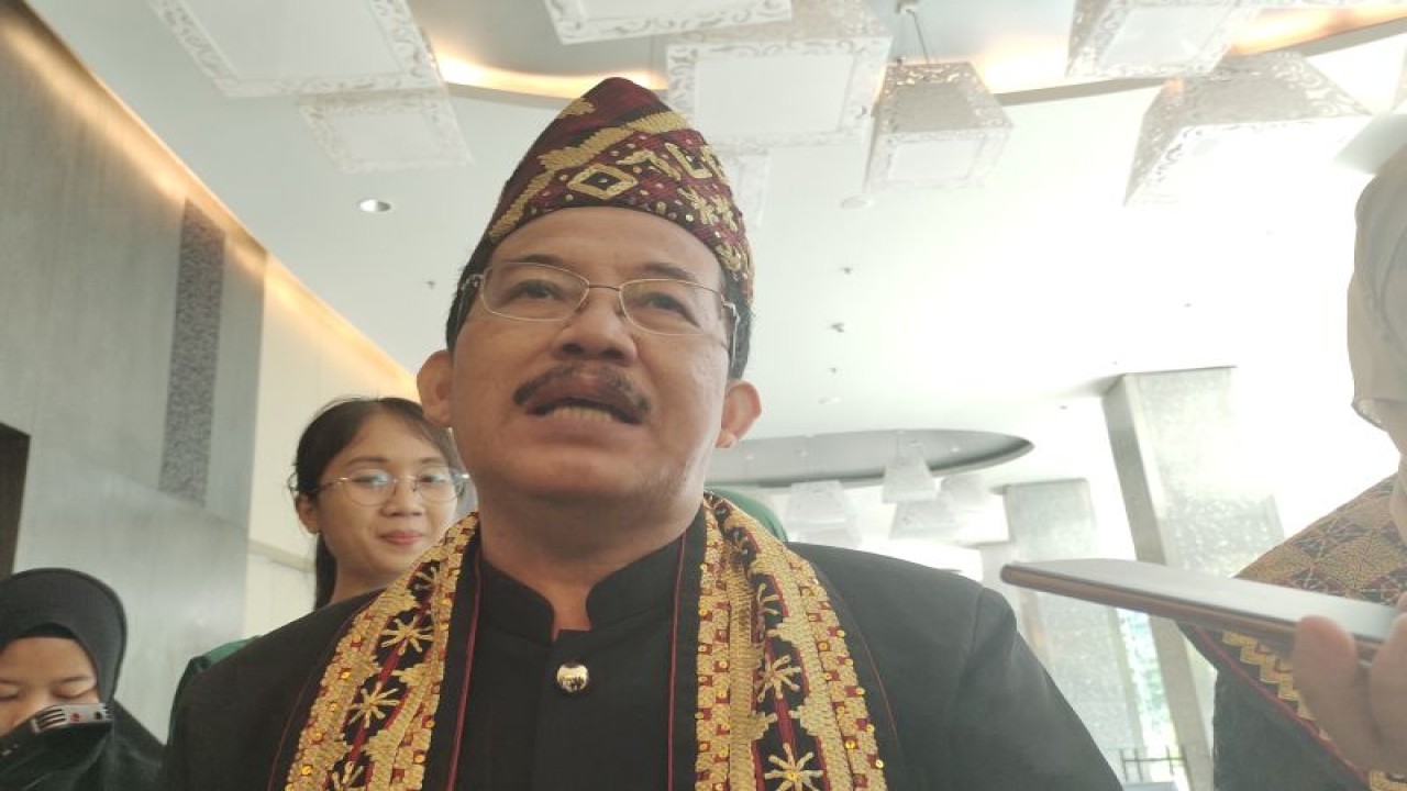Kepala Pusat Pembinaan Bahasa dan Sastra Muh Abdul Khak saat memberi keterangan. ANTARA/Ruth Intan Sozometa Kanafi.