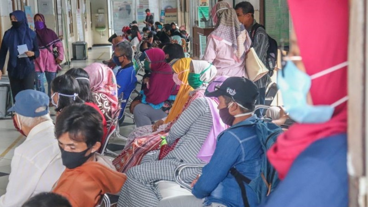 Masyarakat mengantre di ruang tunggu poli pelayanan RSUD Soemarno Sosroatmodjo di Tanjung Selor, Kabupaten Bulungan, Provinsi Kalimantan Utara. (Muh. Arfan)