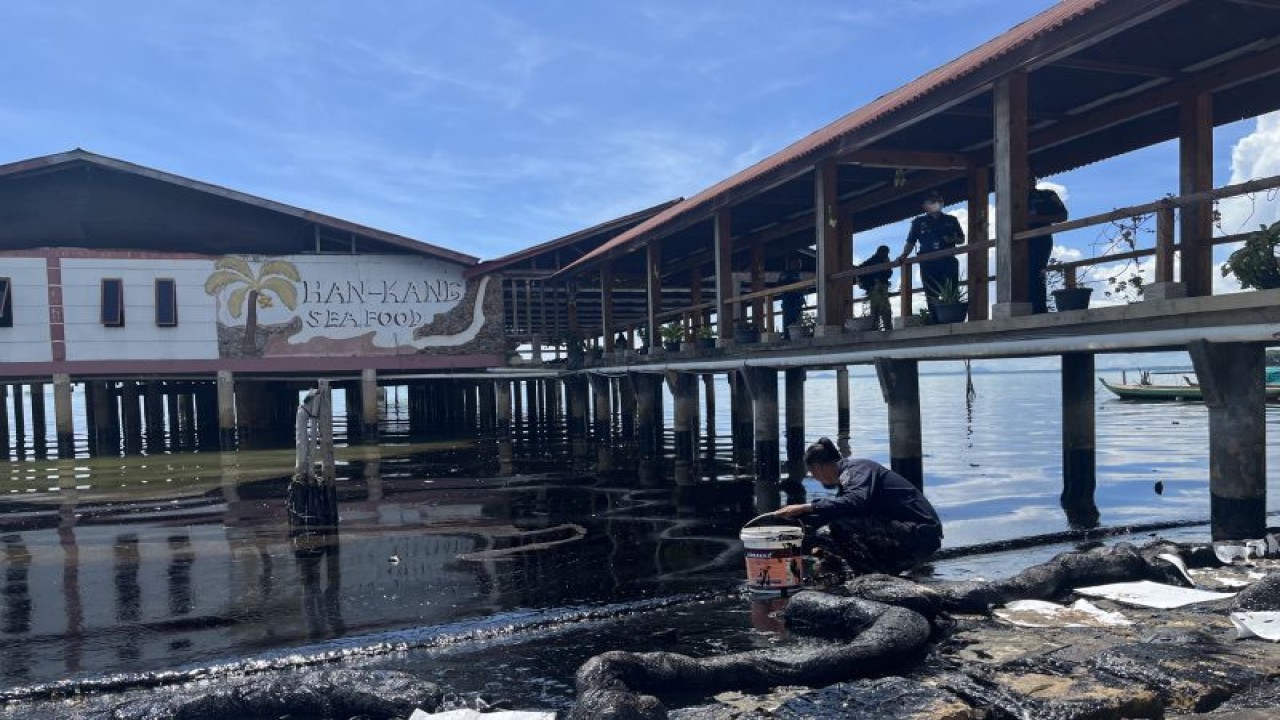 Pantai Kampung Melayu Kota Batam, Provinsi Kepri tercemar limbah dan berubah warna menjadi hitam, Rabu (3/5/2023) (FOTO ANTARA/Jessica)