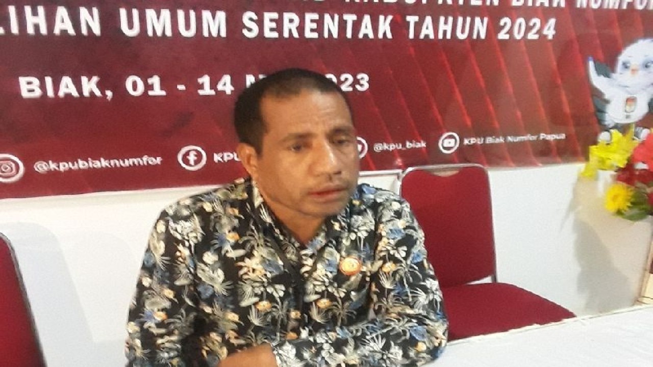 Ketua Badan Pengawas Pemilu Biak Numfor Simon Y. Mandowen. ANTARA/Muhsidin
