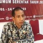 Ketua Badan Pengawas Pemilu Biak Numfor Simon Y. Mandowen. ANTARA/Muhsidin-1683881110