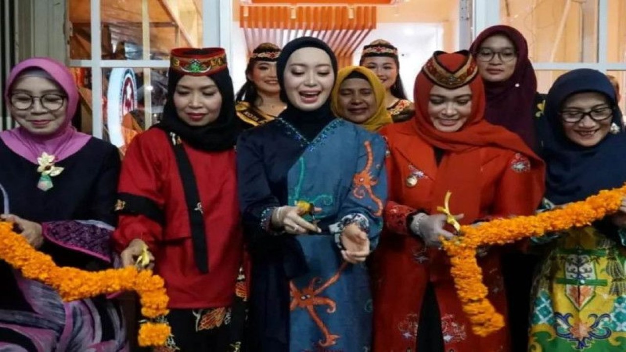 Ketua Dekranasda Kota Palangka Raya, Avina Fairid Naparin (tengah) di Palangka Raya, (ANTARA/HO-Prokom Palangka Raya)