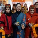 Ketua Dekranasda Kota Palangka Raya, Avina Fairid Naparin (tengah) di Palangka Raya, (ANTARA/HO-Prokom Palangka Raya)-1685349968
