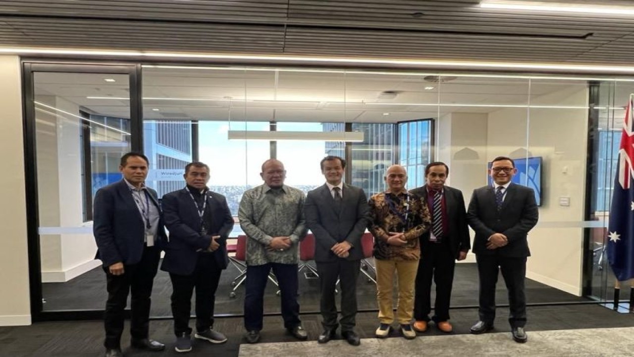 Ketua DPD RI AA LaNyalla Mahmud Mattalitti dalam pertemuan dengan Menteri Industri dan Perdagangan New South Wales, Australia, Anoulack Chanthivong di Sydney, Selasa (2/5/2023). (ANTARA/HO-LANYALLA)