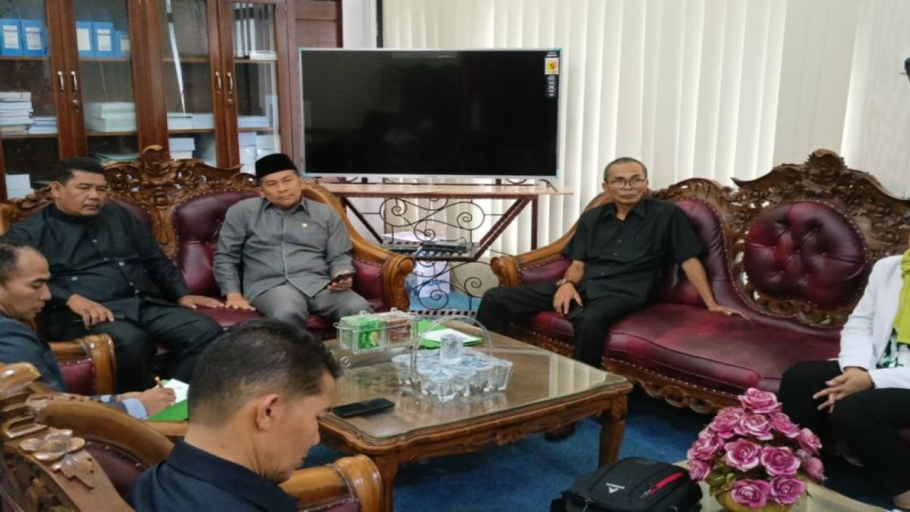Ketua DPRD Agam Novi Irwan bersama pejabat dan anggota DPRD berdiskusi dengan perwakilan organisasi profesi kesehatan di Agam, Sumatera Barat, Senin (8/5/2023). (ANTARA)