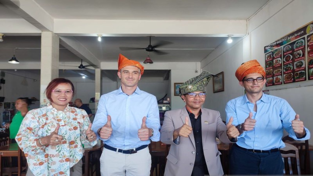Ketua Komisi II DPRD Kepri, Wahyu Wahyudin bersama investor Prancis di Kota Tanjungpinang. (Ogen)