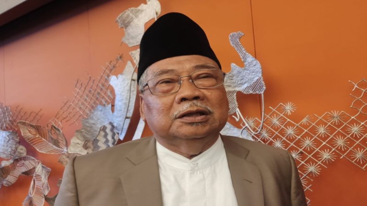 Ketua Majelis Ulama Indonesia (MUI) Jawa Barat, Prof Dr Rachmat Syafei. (ANTARA/Ajat Sudrajat)