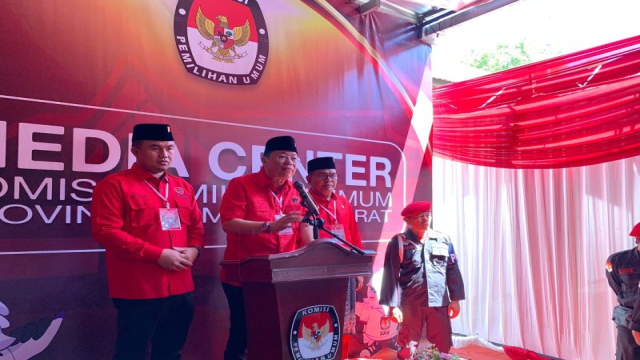 Ketua PDI Perjuangan Sumbar Alex Indra Lukman usai mendaftar ke KPU Sumbar (ANTARA/HO-KPU Sumbar)