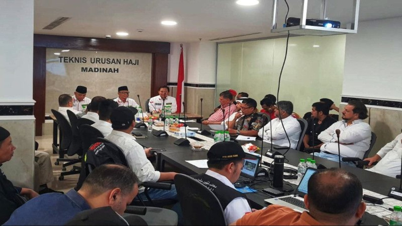 Ketua PPIH Arab Saudi Subhan Cholid memberi arahan kepada penyedia catering di Madinah. (ANTARA/HO-Kemenag)
