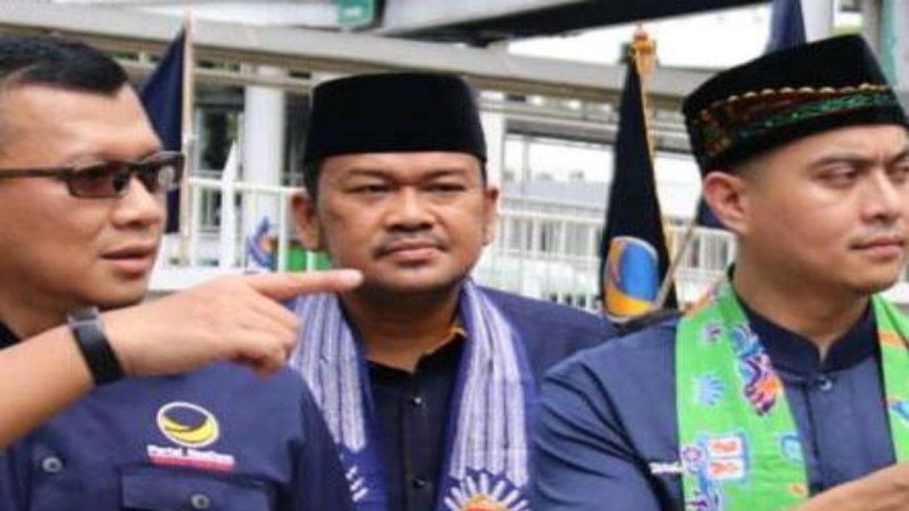 Ketum Bamus Betawi, H. Riano P Ahmad (tengah), Sekwil DPW NasDem DKI Wibi Andrino (kanan) dan Ketua DPW NasDem DKI Nurcahyo Anggoro di depan Kantor KPUD DKI Jakarta, Kamis (11/5/2023). ANTARA/HO-NasDem DKI.