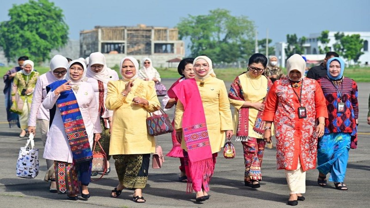 Ibu Negara Iriana Joko Widodo (kedua kiri) bersama Wury Ma'ruf Amin dan jajaran Organisasi Aksi Solidaritas Era Kabinet Indonesia Maju (OASE KIM) mendarat di Pangkalan TNI AU Soewondo, Medan, Sumatra Utara, Selasa (16/5/2023), dalam rangka melakukan sejumlah agenda kunjungan kerja. (ANTARA/HO-Biro Pers Sekretariat Presiden RI)