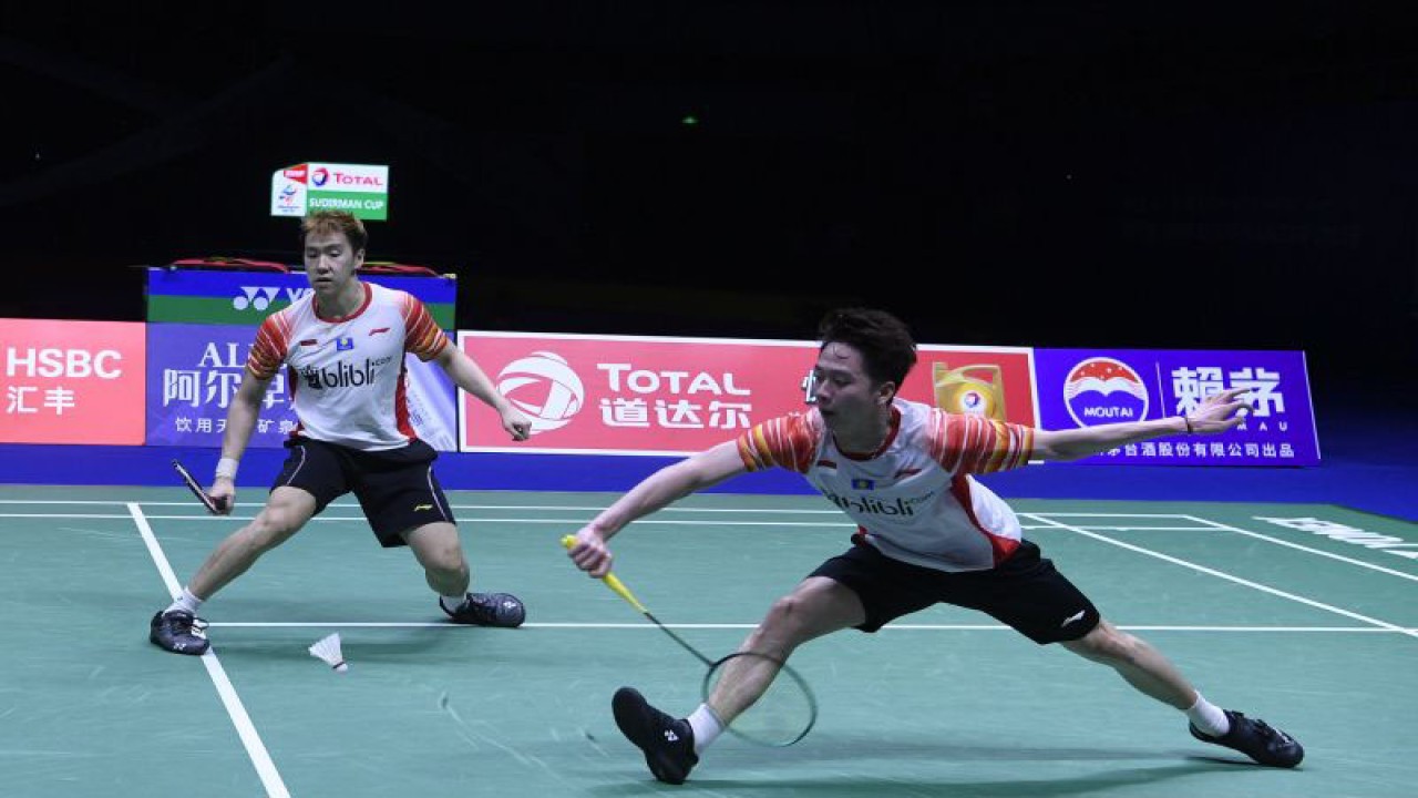 Pebulu tangkis ganda putra Indonesia Marcus Fernaldi Gideon yang berpasangan dengan Kevin Sanjaya Sukamuljo mengembalikan kok ke arah pebulu tangkis Jepang Takeshi Kamura/Keigo Sonoda pada babak semi final Piala Sudirman 2019 di Guangxi Sports Center Gymnasium, Nanning, China, Sabtu (25/5/2019). Marcus/Kevin menang atas Takeshi Kamura/Keigo Sonoda 2-0 (21-14 dan 21-18.ANTARA FOTO/Wahyu Putro A. (ANTARA FOTO/WAHYU PUTRO A)