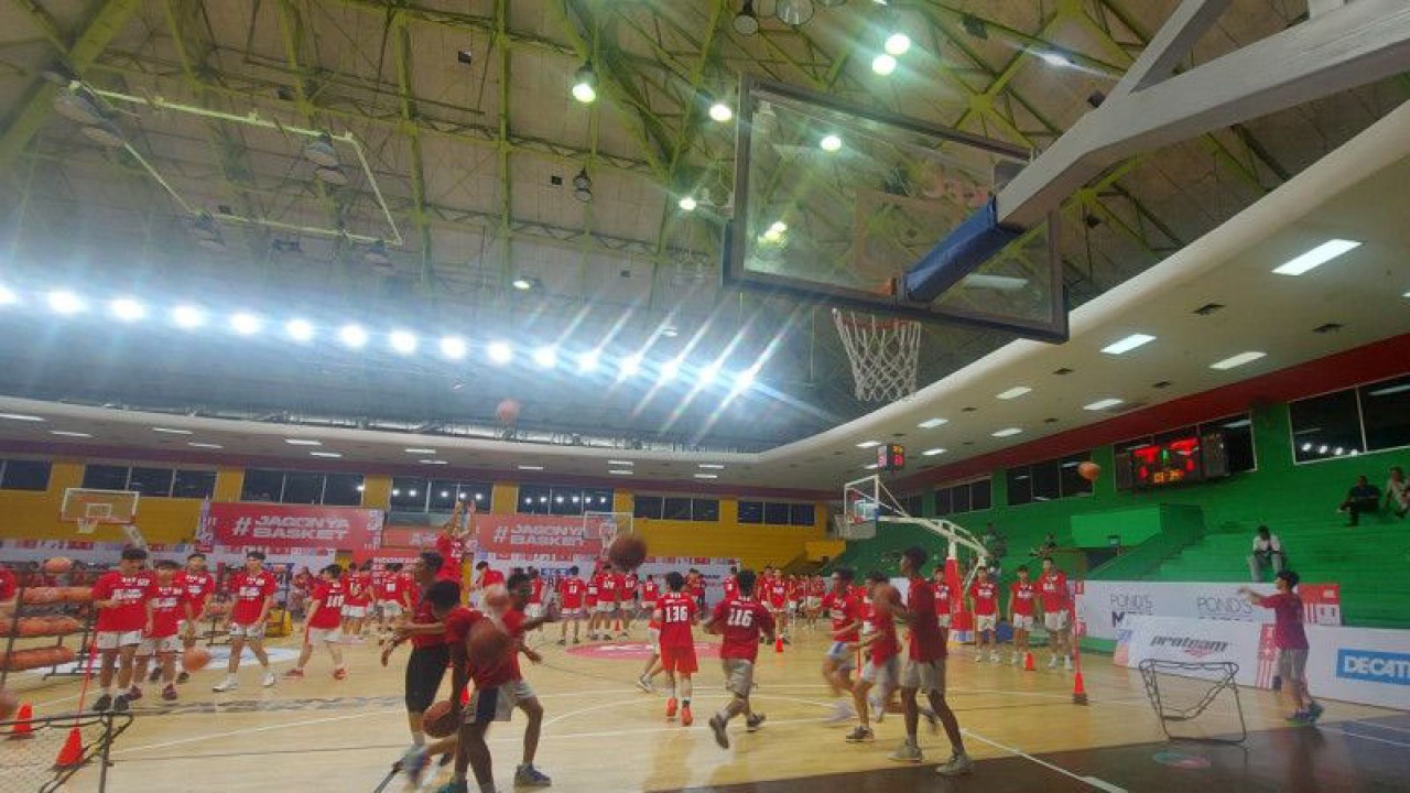 Peserta KFC DBL Camp 2023 berlatih di GOR Soemantri Bodjonegoro Jakarta, Selasa (9/5/2023). (ANTARA/Aditya Ramadhan)