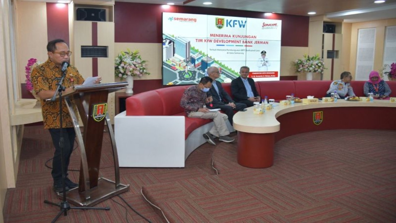 Sekretaris Daerah Kota Semarang Iswar Aminudin (kiri) saat menyampaikan paparan di hadapan Tim KFW Development Bank Jerman, di Balai Kota Semarang, Kamis (11/5/2023). (ANTARA/HO-Dok Pemkot Semarang)