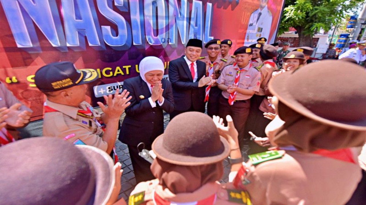 Gubernur Jawa Timur Khofifah Indar Parawansa dan Wali Kota Surabaya Eri Cahyadi bersama jajaran di Pemprov Jatim dan Pemkot Surabaya berziarah ke makam Pahlawan Nasional, Dr. Soetomo di Surabaya, Senin (22/5/2023). (ANTARA/HO-Diskominfo Surabaya)