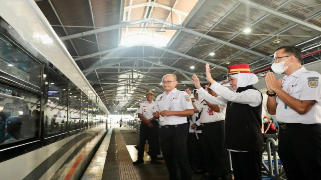 Gubernur Jatim Khofifah Indar Parawansa (kedua dari kanan) menyapa penumpang kereta api di Stasiun Pasar Turi, Surabaya, Minggu (30/4/2023). ANTARA/HO-Biro Adpim Jatim