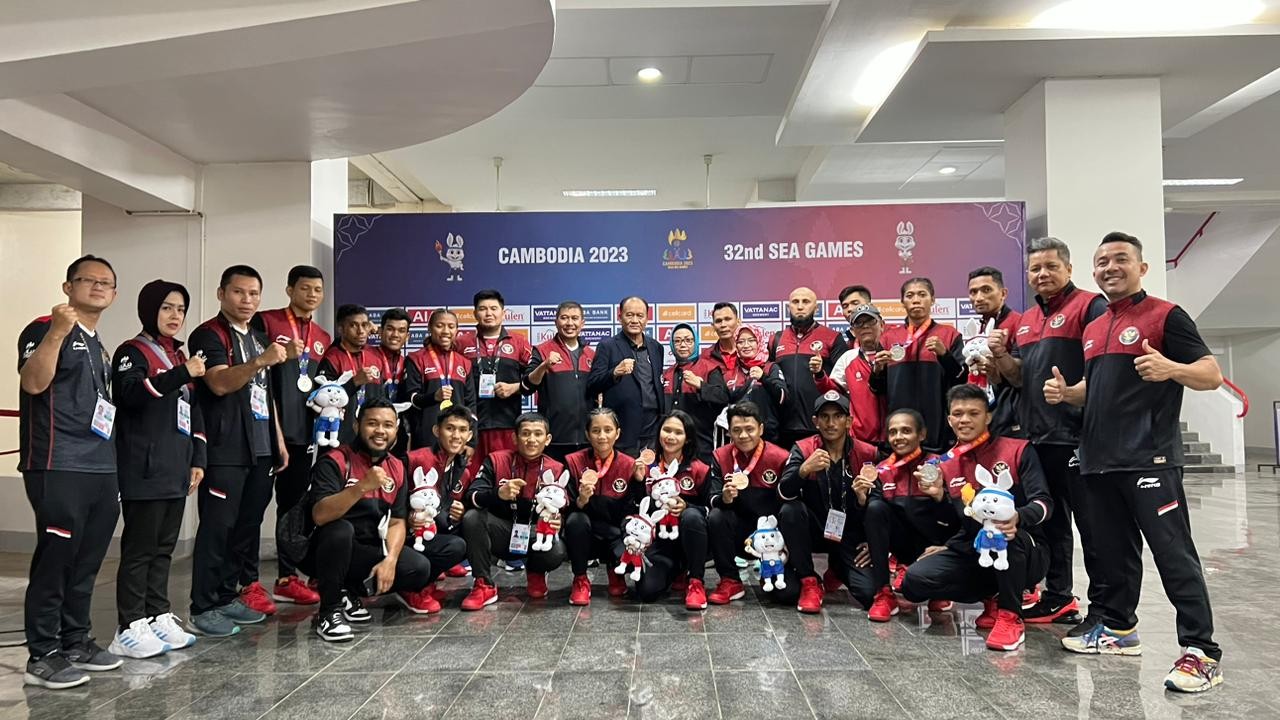 Ketua Umum Pengurus Pusat Kick Boxing Indonesia, Ngatino didampingi Manajer Tim Rosi Nurasjati, jajaran pengurus dan pelatih serta ofisial berfoto bersama dengan para atlet Timnas Kickboxing Indonesia yang berlaga di SEA Games XXXII/2023 Kamboja/ist