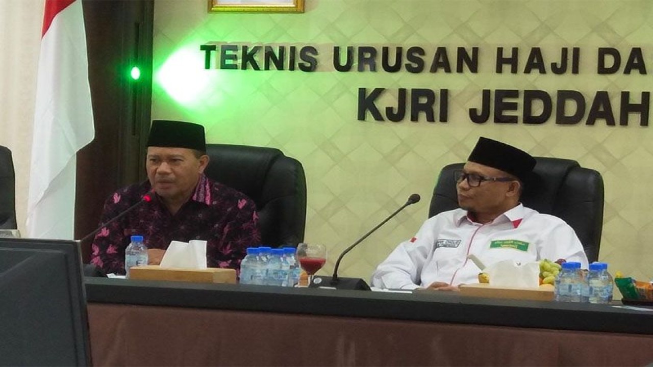 Konjen RI Eko Hartono (kiri) pada Rapat Koordinasi dengan Petugas Penyelenggara Ibadah Haji (PPIH) Arab Saudi di Kantor Urusan Haji KJRI Jeddah, Minggu (21/5/2023). ANTARA/HO-MCH