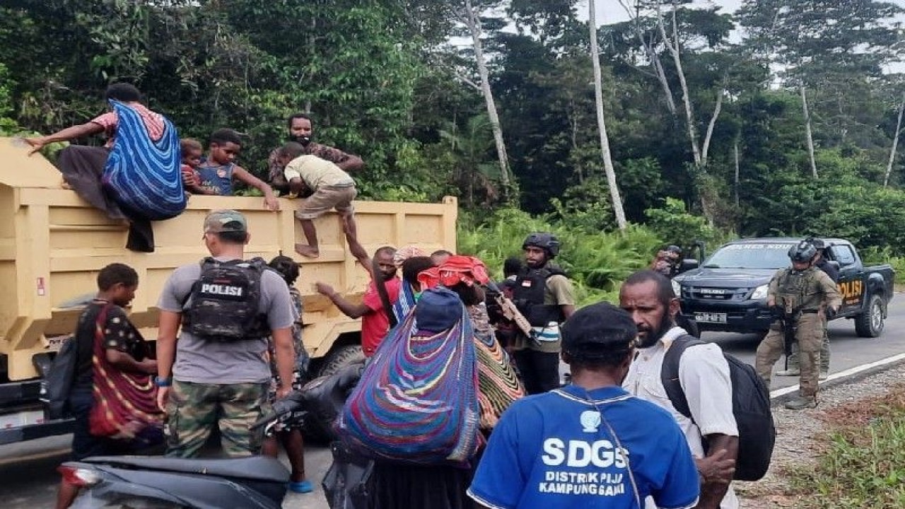 Warga Nogoloit mengungsi ke Kenyam setelah wilayahnya ditembaki KKB hingga terjadi baku tembak. (ANTARA/HO/Dok Polres Nduga)