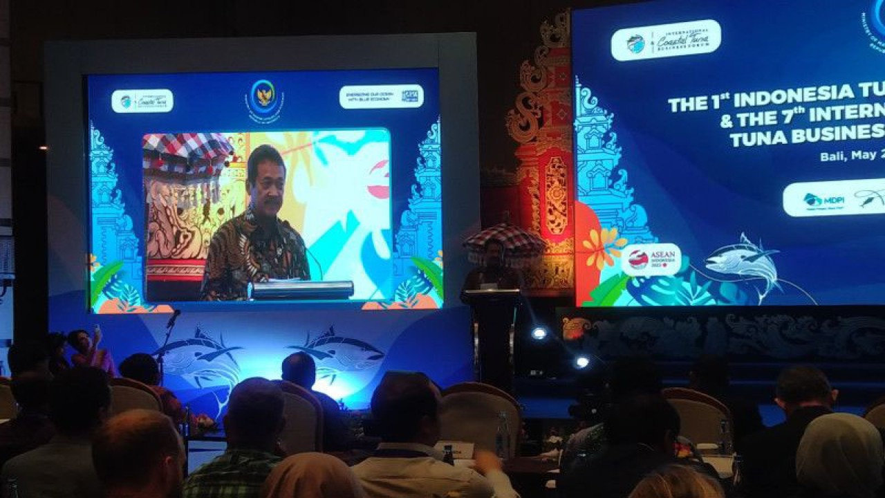 Menteri Kelautan dan Perikanan (KKP) Sakti Wahyu Trenggono memberikan sambutan pada Konferensi Tuna Indonesia dan Forum Bisnis Tuna Internasional di Legian, Kabupaten Badung, Bali, Rabu (24/5/2023) ANTARA/Dewa Ketut Sudiarta Wiguna