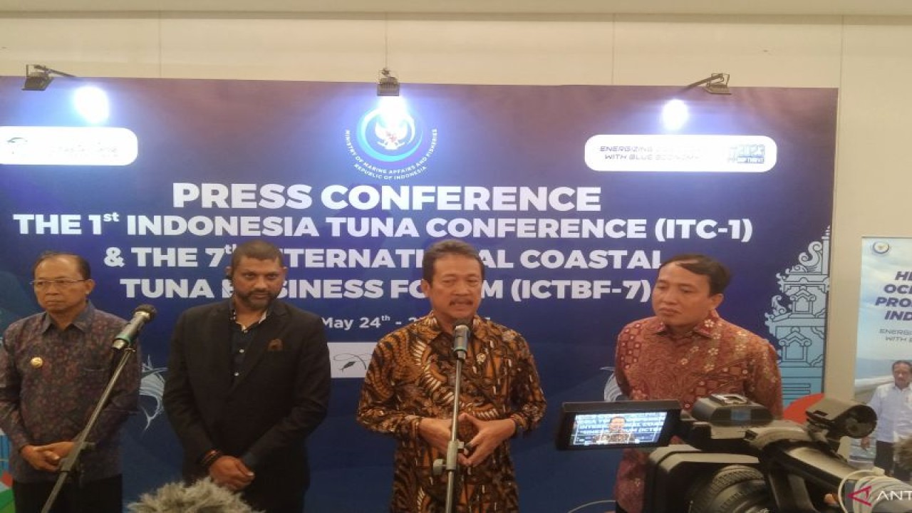 Menteri Kelautan dan Perikanan (KKP) Sakti Wahyu Trenggono (dua dari kanan) memberikan keterangan pers di sela Konferensi Tuna Indonesia dan Forum Bisnis Tuna Internasional di Legian, Kabupaten Badung, Bali, Rabu (24/5/2023). ANTARA/Dewa Ketut Sudiarta Wiguna
