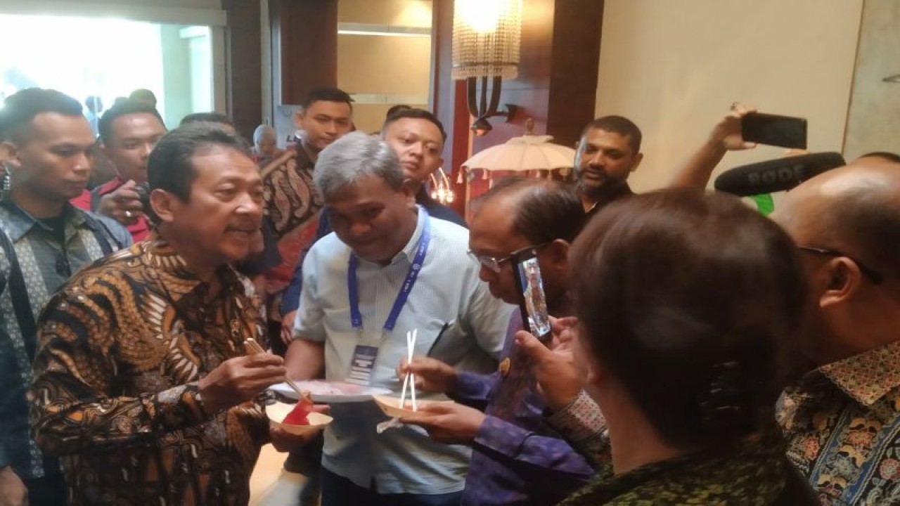 Menteri Kelautan dan Perikanan Sakti Wahyu Trenggono (dua dari kiri) menikmati hidangan sasimi dari daging tuna di sela Konferensi Tuna Indonesia di Legian, Kabupaten Badung, Bali, Rabu (24/5/2023). ANTARA/Dewa Ketut Sudiarta Wiguna