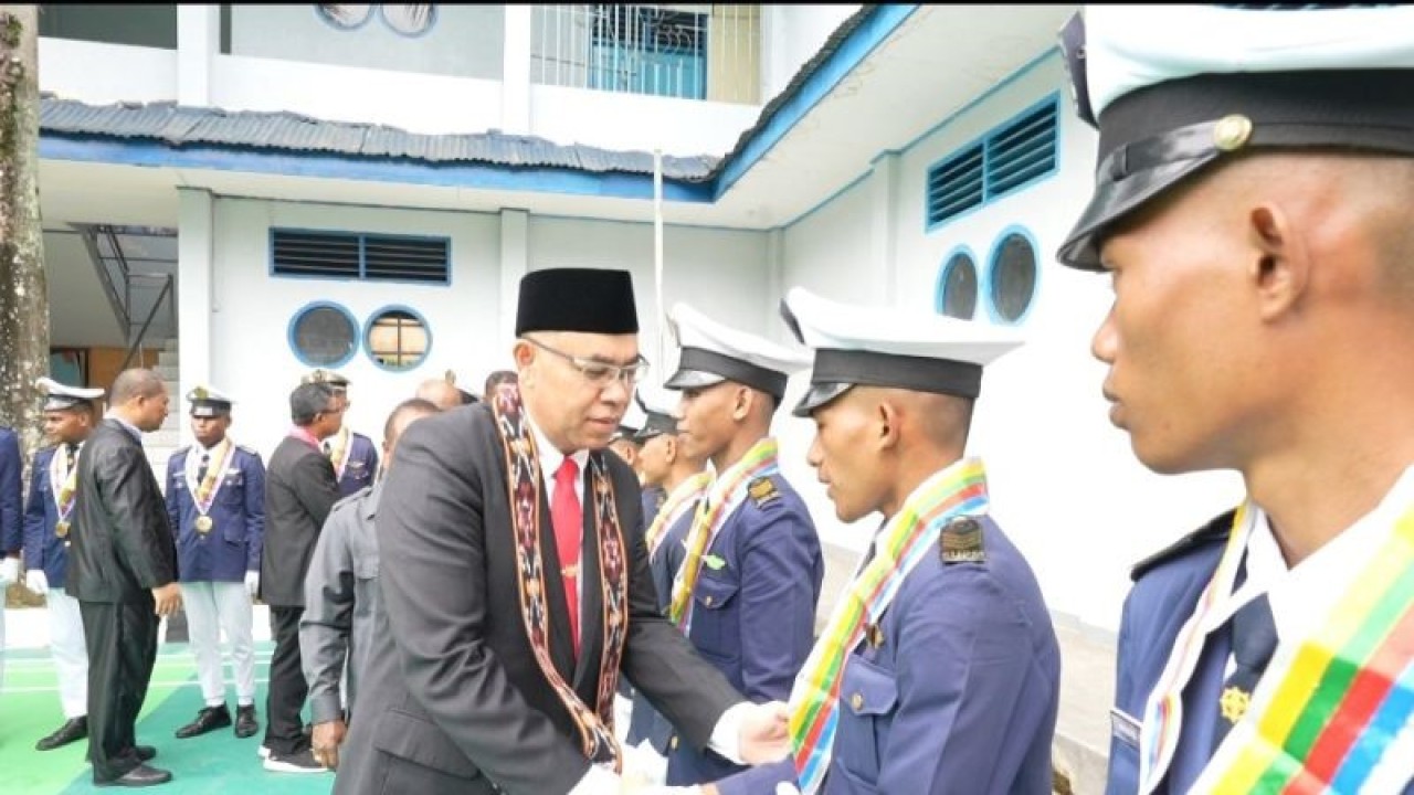 Kepala badan riset dan Pengembengan Sumber Daya Manusia Kelautan dan Perikanan, Kementerian Kelautan dan Perikana, I Nyoman Radiarta saat mewisudakan 107 siswa SUPM Sorong, Selasa (16/5) (ANTARA/Yuvensius Lasa Banafanu)