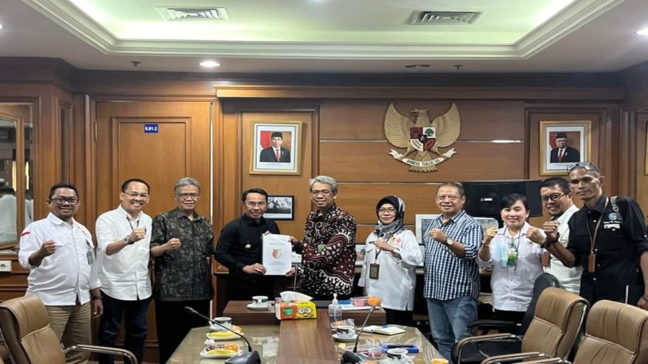Bupati Sigi Mohamad Irwan (kanan) menyerahkan permohonan dukungan KLHK untuk percepatan pembangunan infrastruktur Sigi, diterima oleh Dirjen KSDAE KLHK Satyawan Pudyatmoko. (ANTARA/HO-Dok Prokopim Setda Pemkab Sigi)