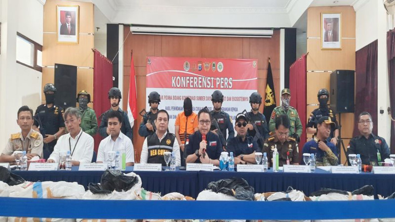 Dirjen Penegakan Hukum KLHK Rasio Ridho Sani memimpin rilis ke media untuk kasus penyelundupan sisik trenggiling di Kantor Wilayah Direktorat Jenderal Bea dan Cukai Kalbagsel, Kamis (25/5/2023). ANTARA/Firman