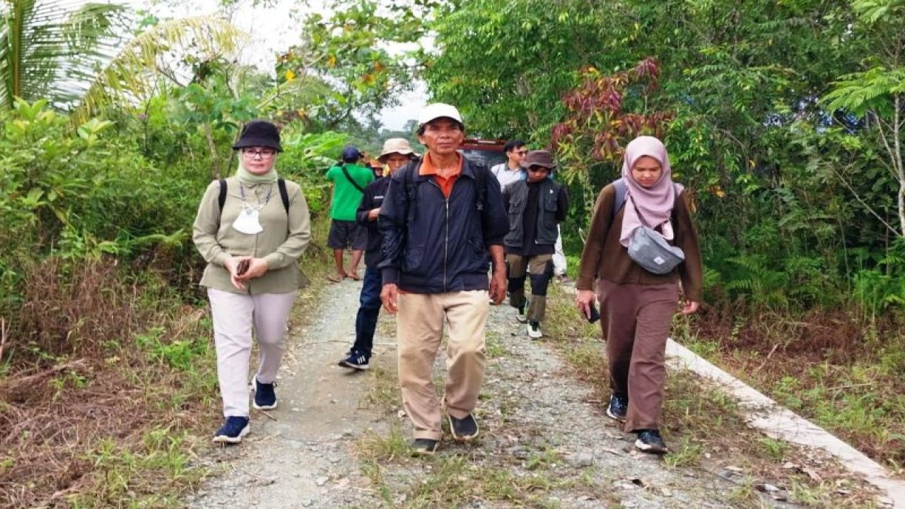 Ketua GMSS-SKM Samarinda (tengah) diapit dua verfikator KLHK saat melakukan verfikasi di Sekolah SKM Samarinda, Selasa (2/5/2023) (Antara/Ho GMSS-SKM)