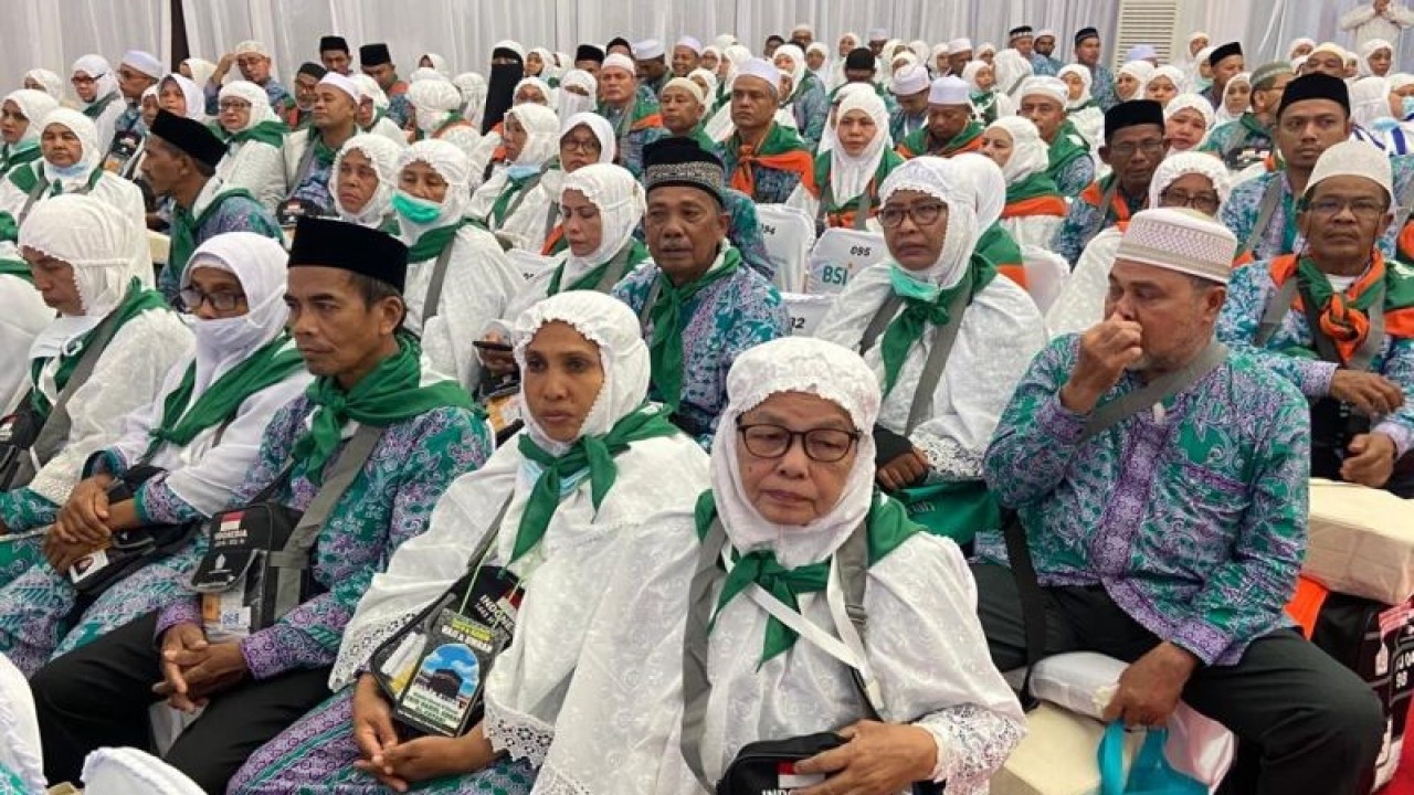 Jamaah calon haji kloter 4 Embarkasi Aceh saat mengikuti acara pelepasan di Asrama Embarkasi Aceh, Banda Aceh, Jumat (17/6/2022). (ANTARA/Khalis Surry)