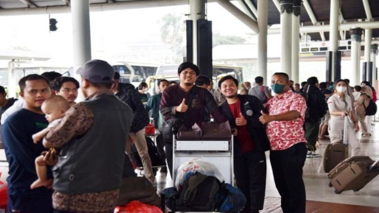 Sebanyak 56 warga Riau dalam kelompok terbang (kloter) kedua dari Sudan sudah tiba di Riau setelah diberangkatkan dari Bandara Soekarno-Hatta pada Selasa (2/5/2023) sore, menggunakan pesawat Super Air Jet ke Bandara Sultan Syarif Kasim II Pekanbaru. FOTO ANTARAHO-Humas Pemrov Riau.