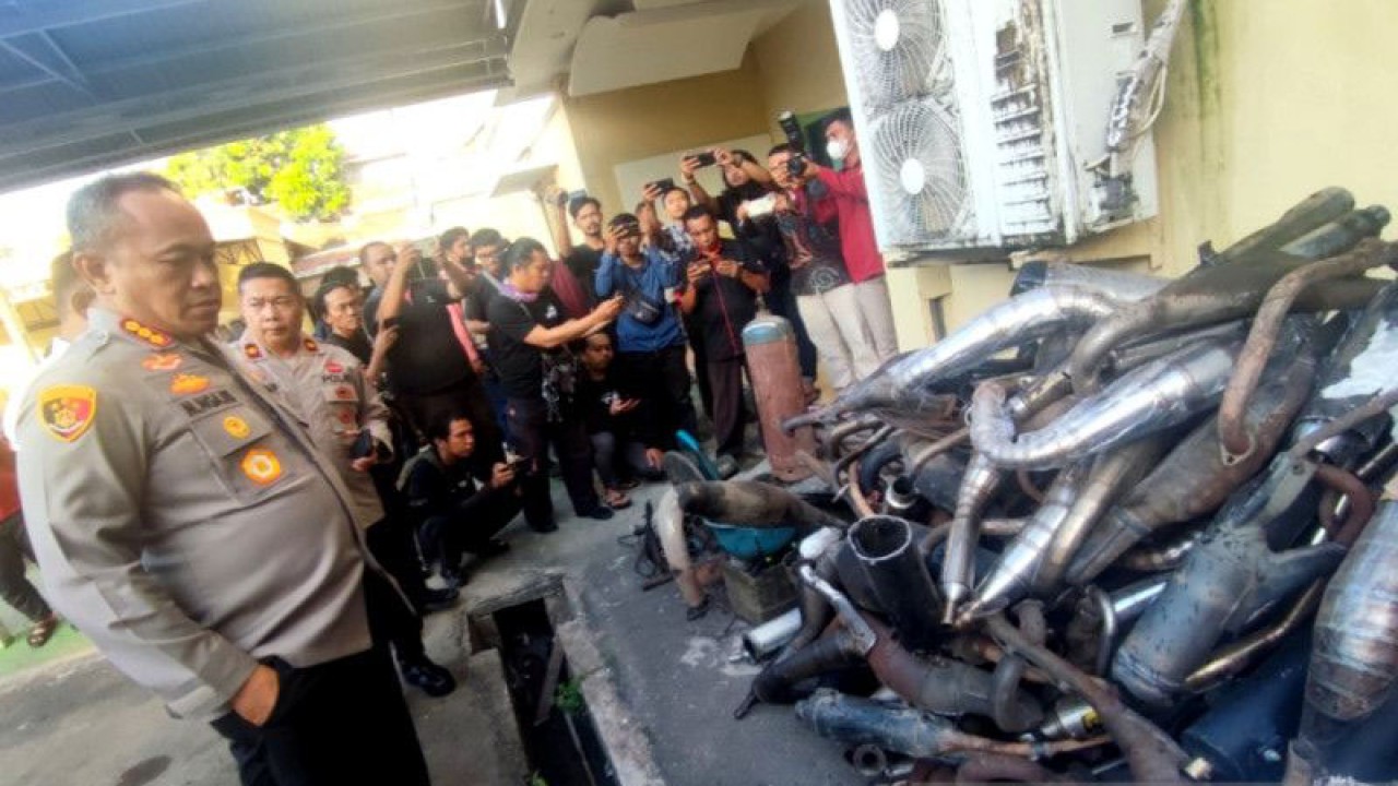 Kapolrestabes Makassar Kombes Pol Mokhamad Ngajib (kiri) melihat seratusan knalpot brong yang disita petugas usai pengerebekan bengkel knalpot di Jalan Perintis Kemerdekaan, di halaman belakang kantor Polrestabes Makassar, Sulawesi Selatan. ANTARA/Darwin Fatir.